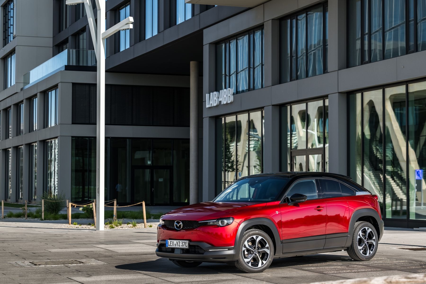 Interior del Mazda MX-30 eléctrico con las puertas abiertas.