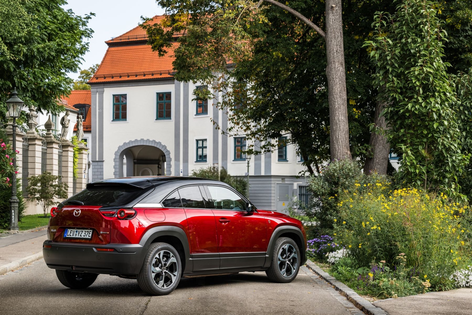 Interior del Mazda MX-30 eléctrico mostrando asientos amplios.