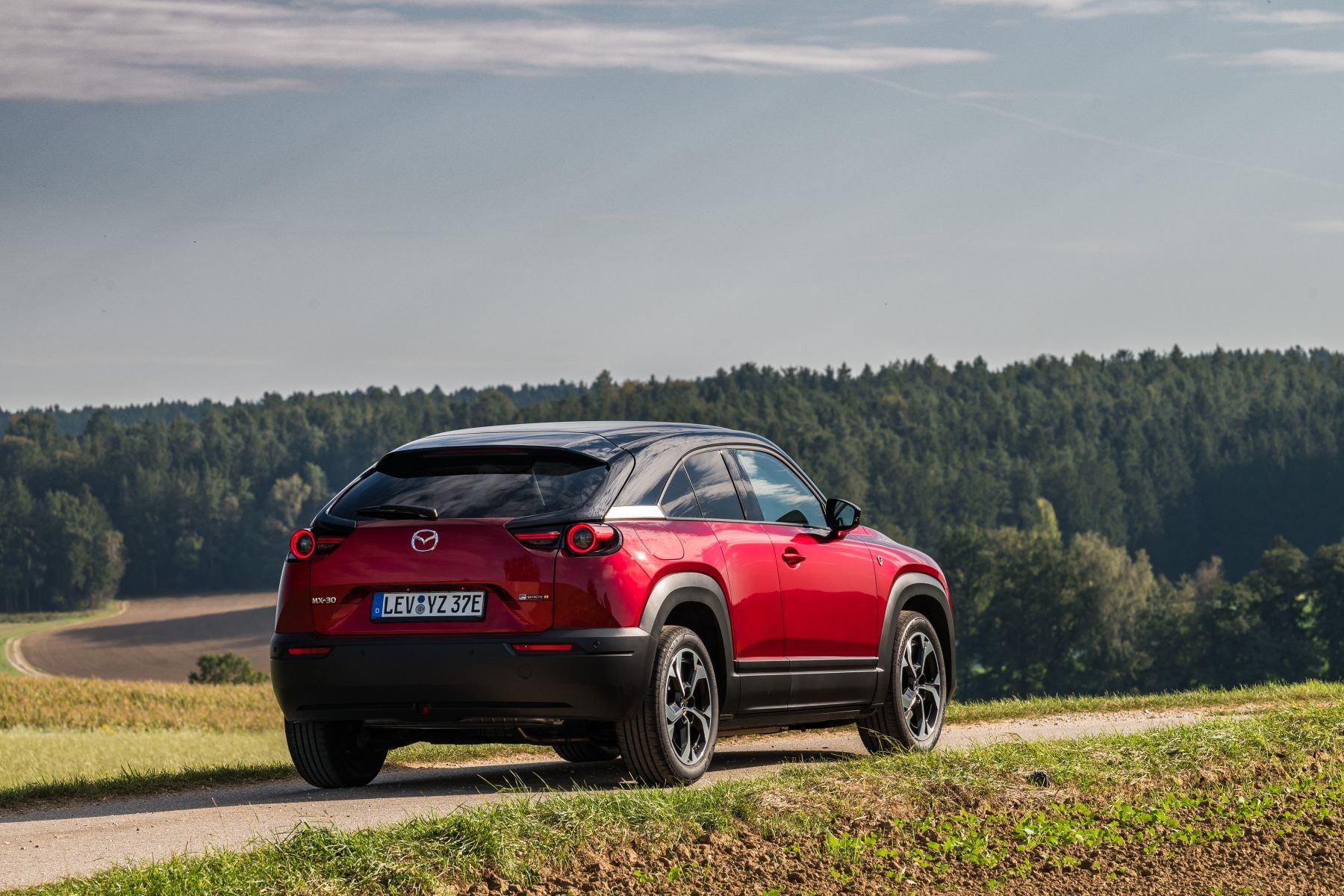 Vista lateral trasera del Mazda MX-30, destacando su diseño elegante.