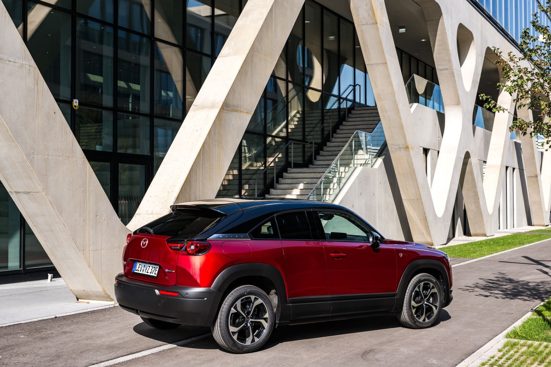 Vista trasera y lateral del Mazda MX-30 eléctrico.