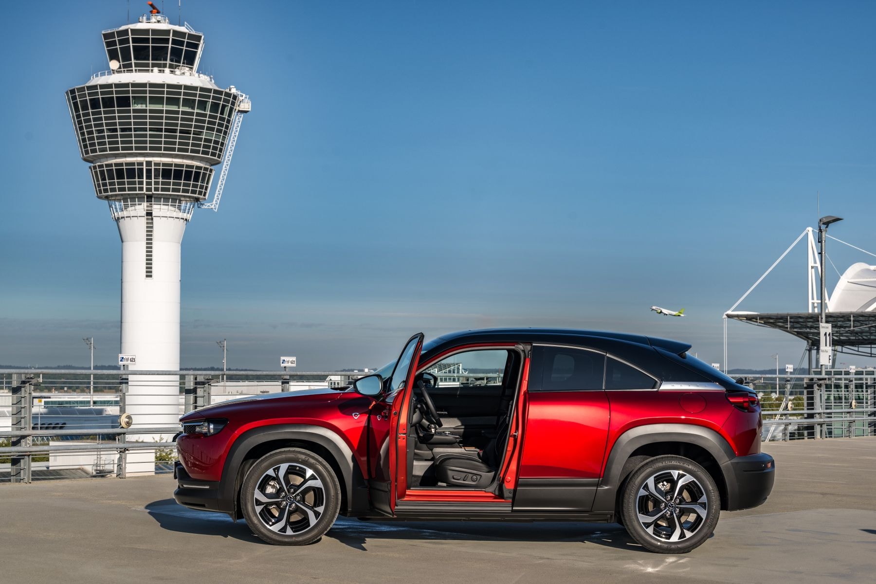 Perfil del Mazda MX-30 eléctrico con un diseño estilizado.
