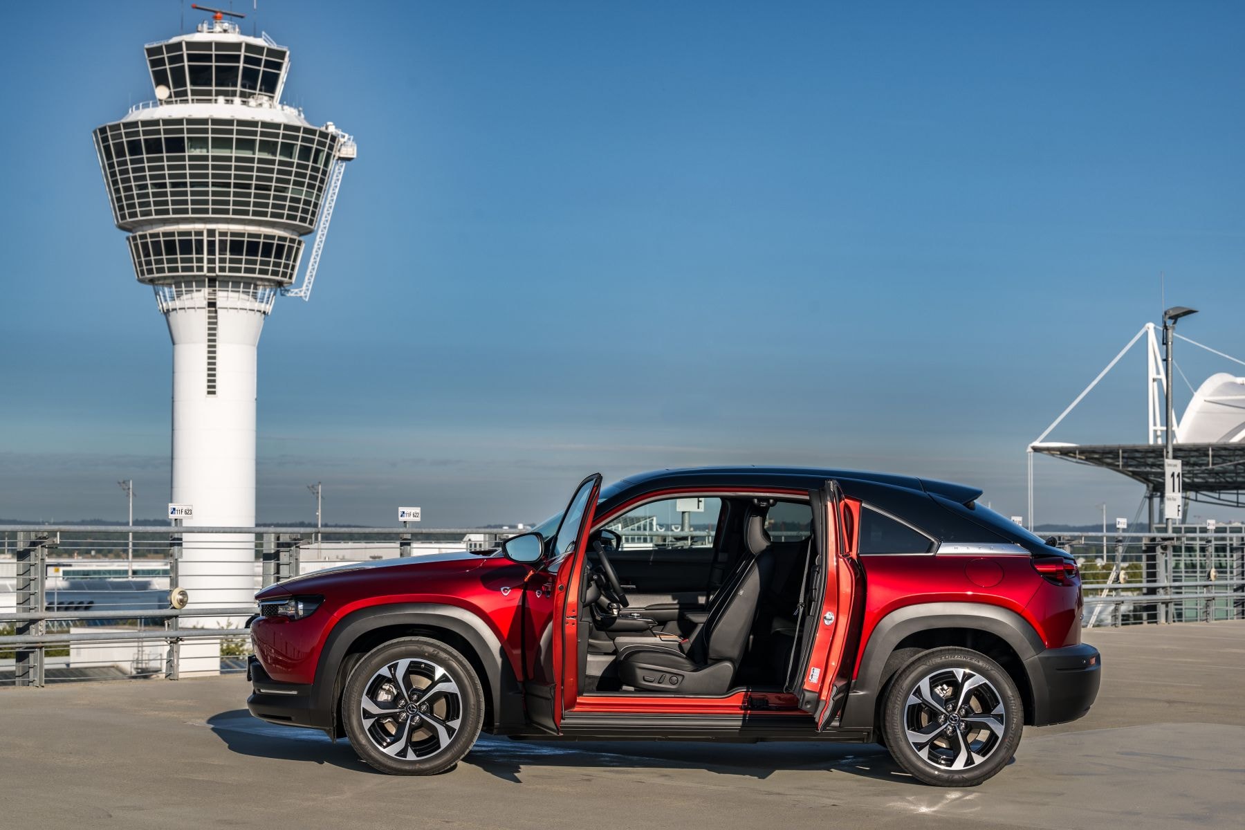 Puerta abierta del Mazda MX-30 eléctrico mostrando el interior.