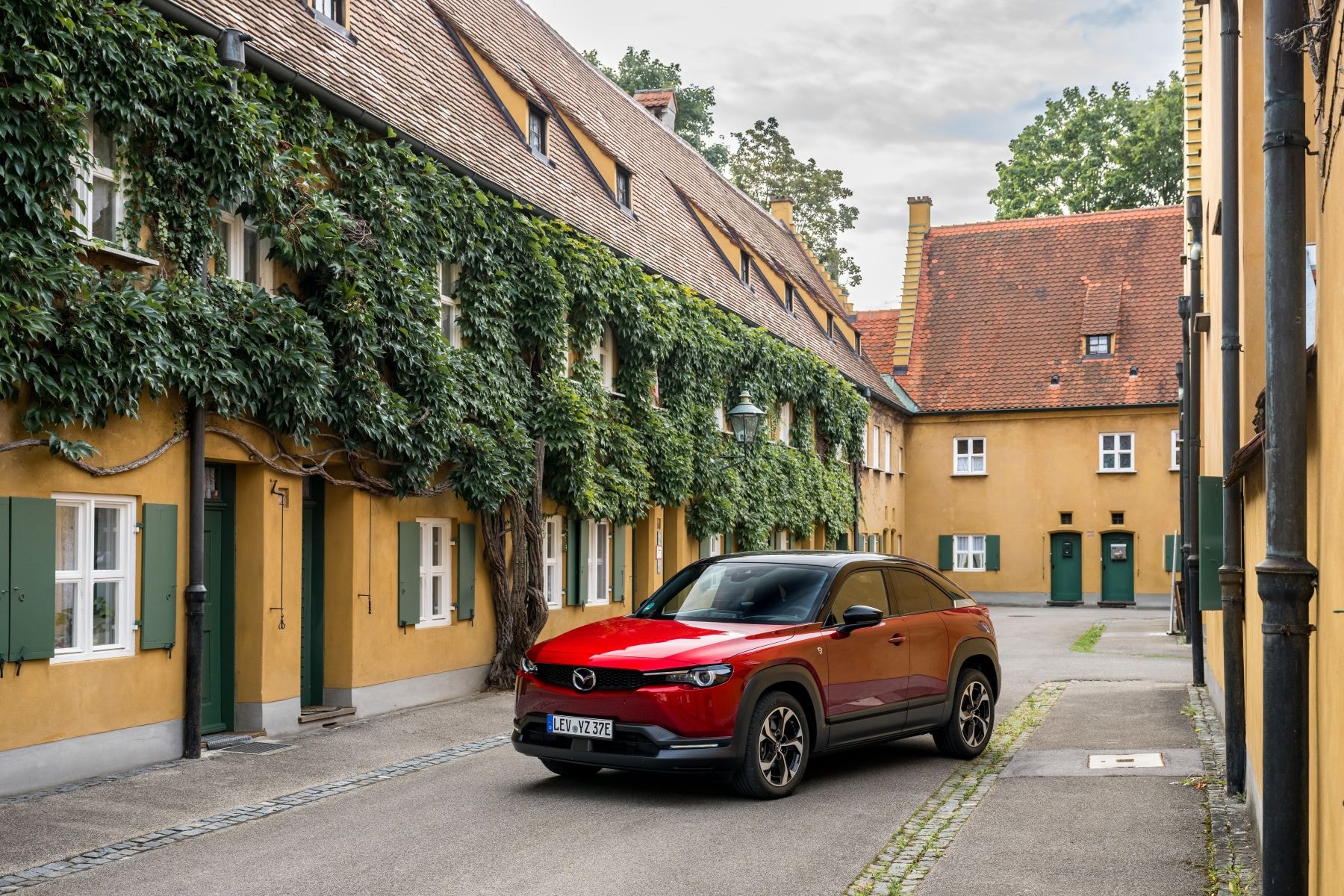 Mazda MX-30 en un entorno natural, mostrando su diseño atractivo en acción.