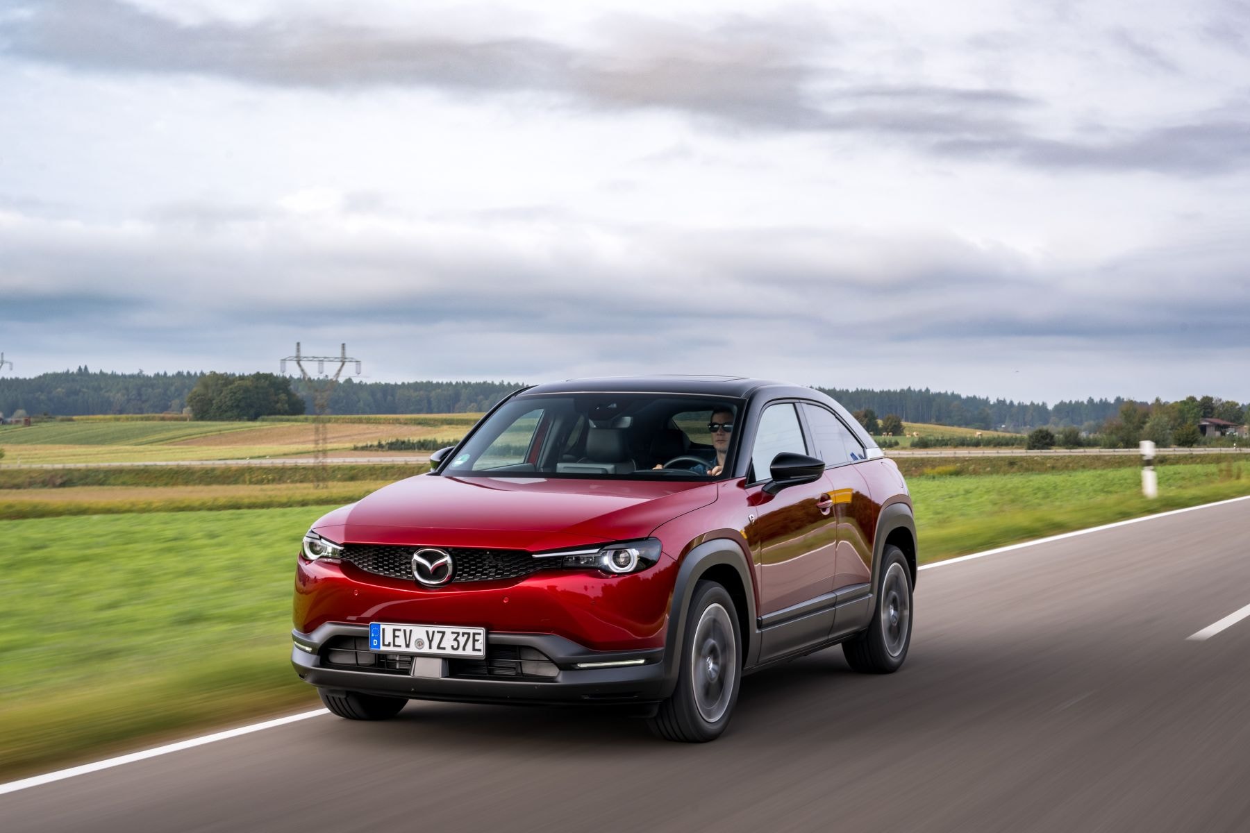 La silueta del Mazda MX-30 ofrece un aspecto dinámico y atractivo en carretera.