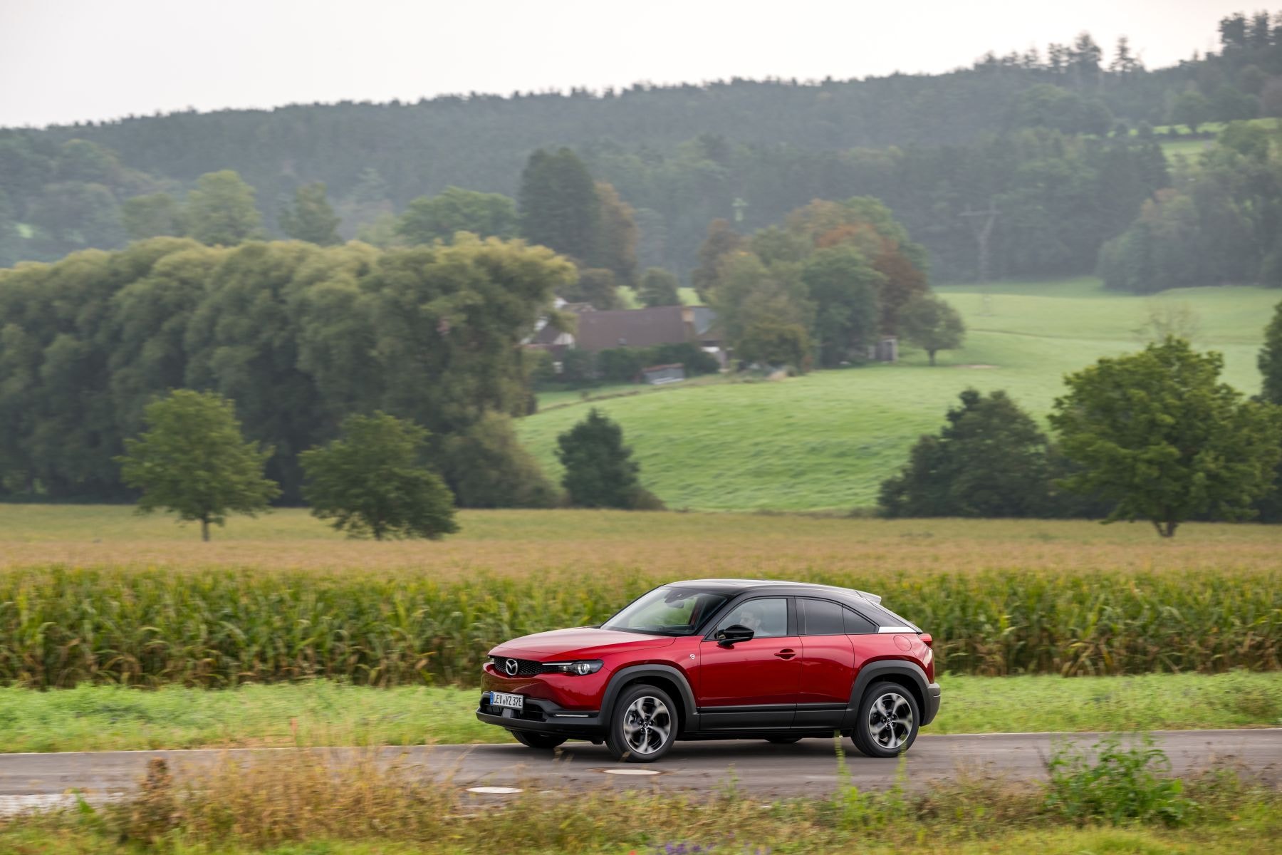 El diseño distintivo de este modelo resalta su carácter deportivo y urbano.