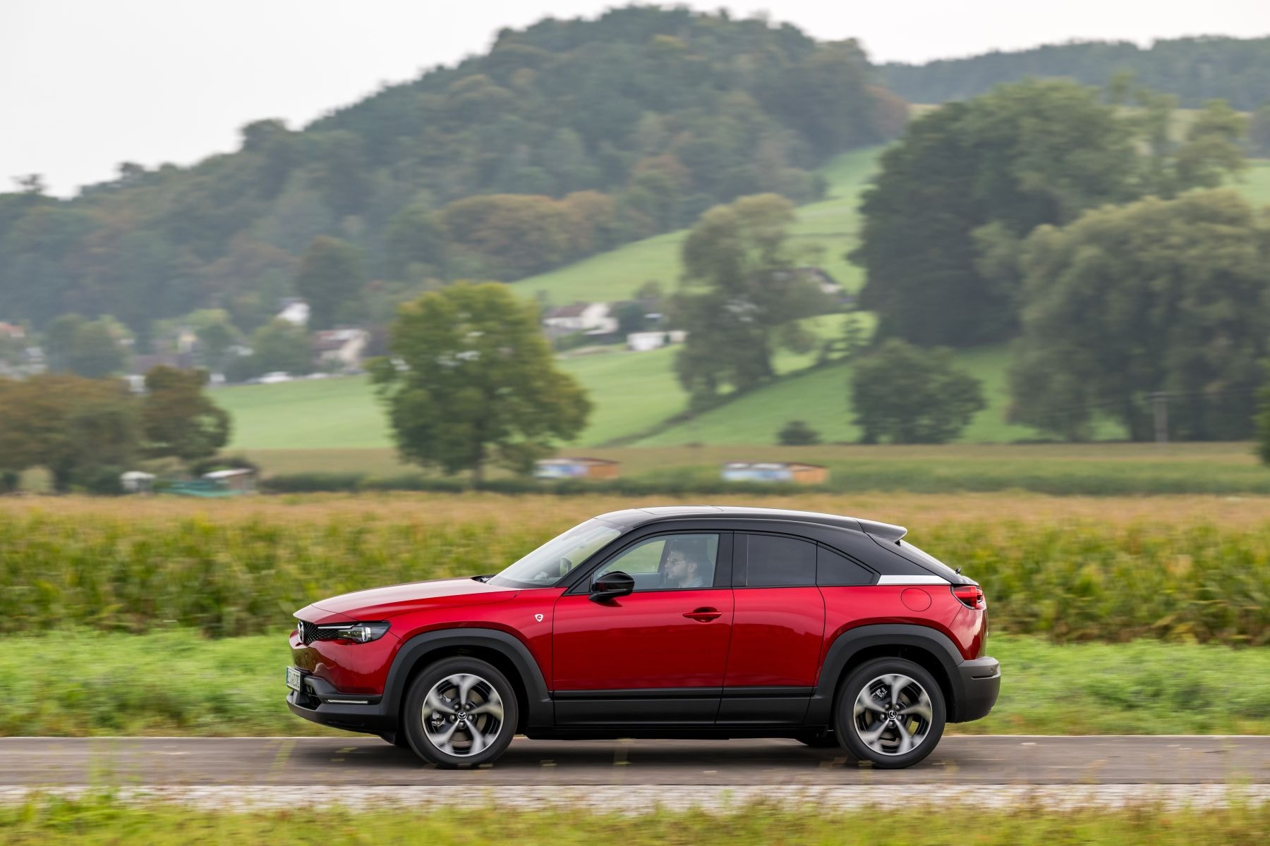 Un visual impactante del Mazda MX-30, mostrando su diseño moderno.