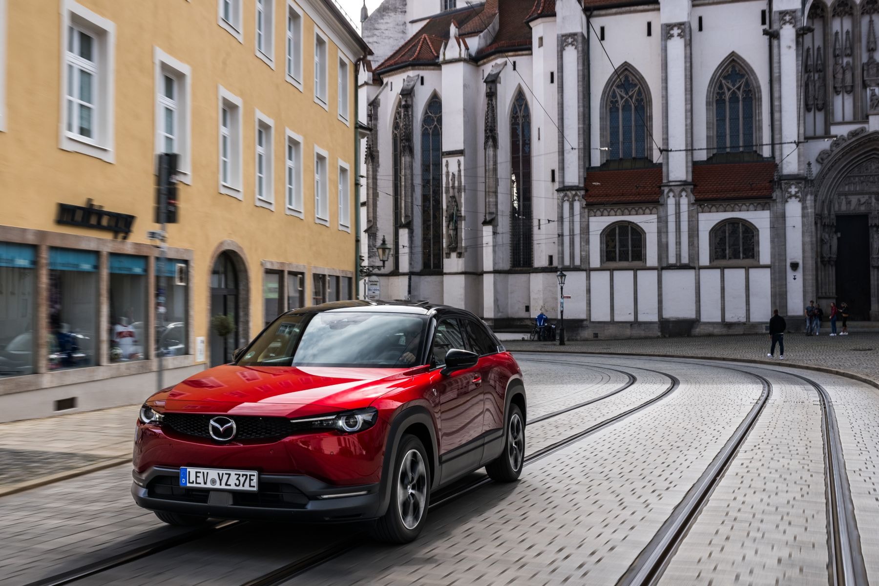 El frontal del Mazda MX-30, que destaca por su estética moderna en la ciudad.