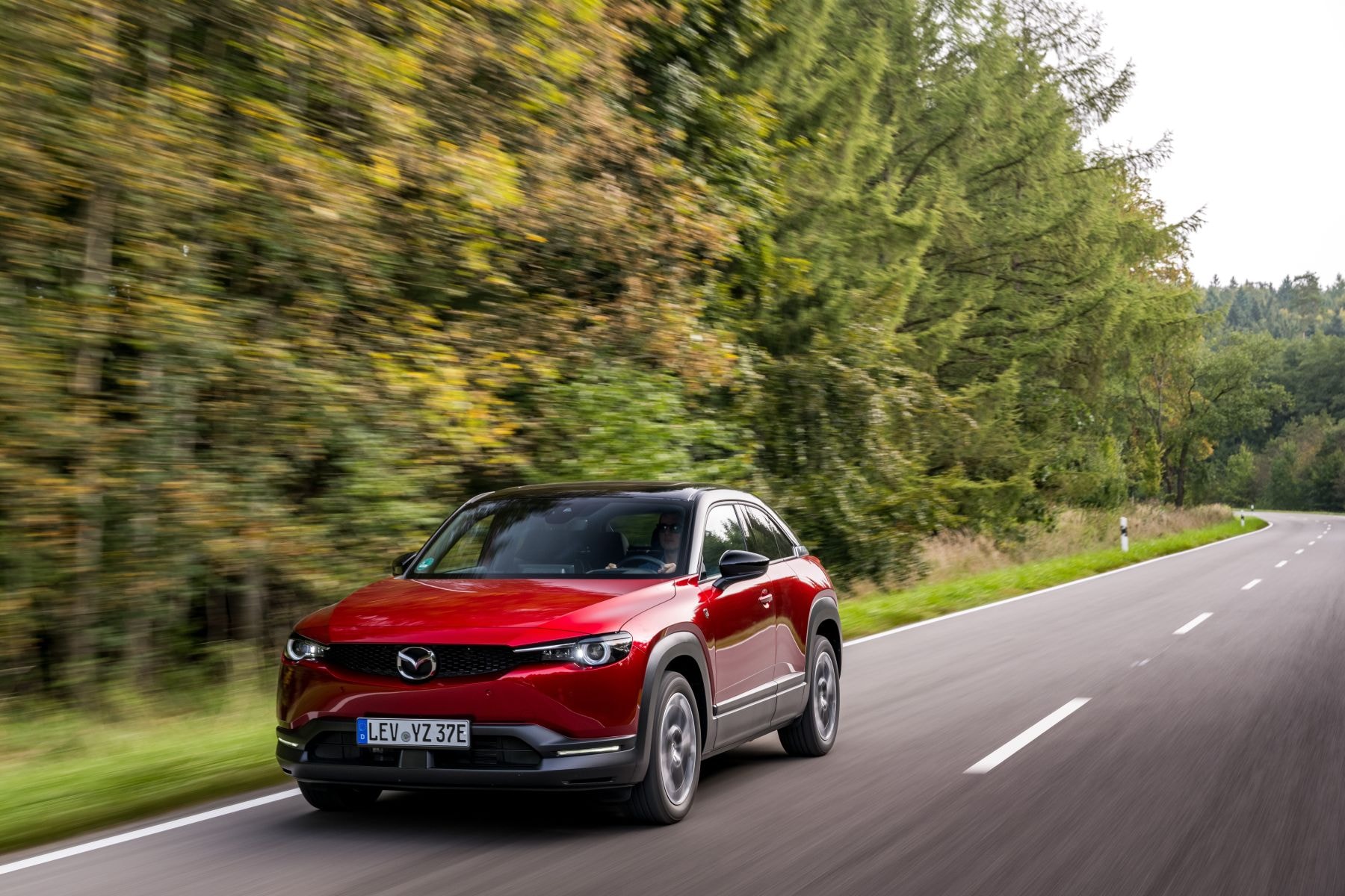 El Mazda MX-30 eléctrico destaca por su diseño moderno y elegante.