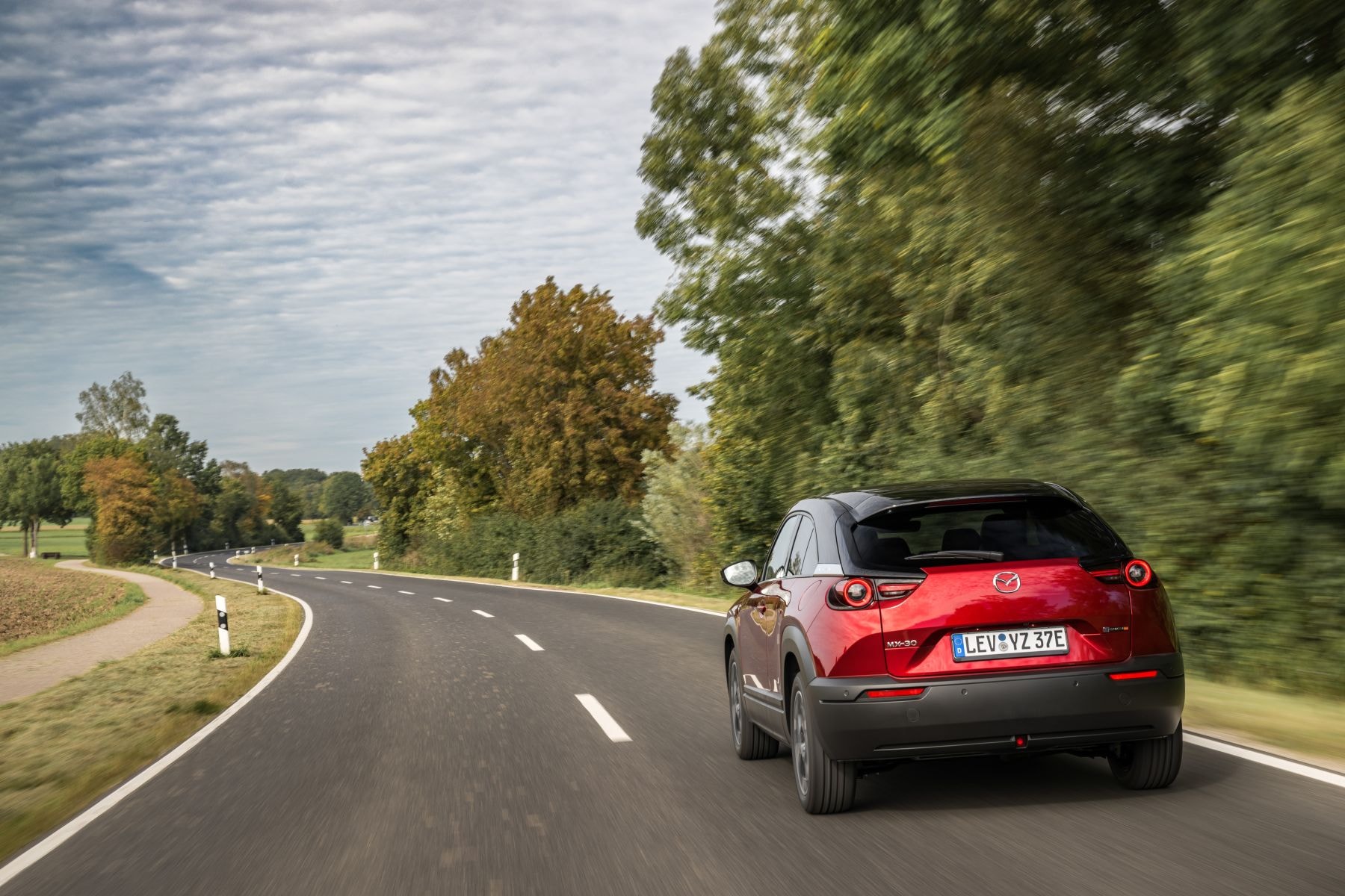 Vista frontal y lateral del Mazda MX-30, estilizado y moderno.