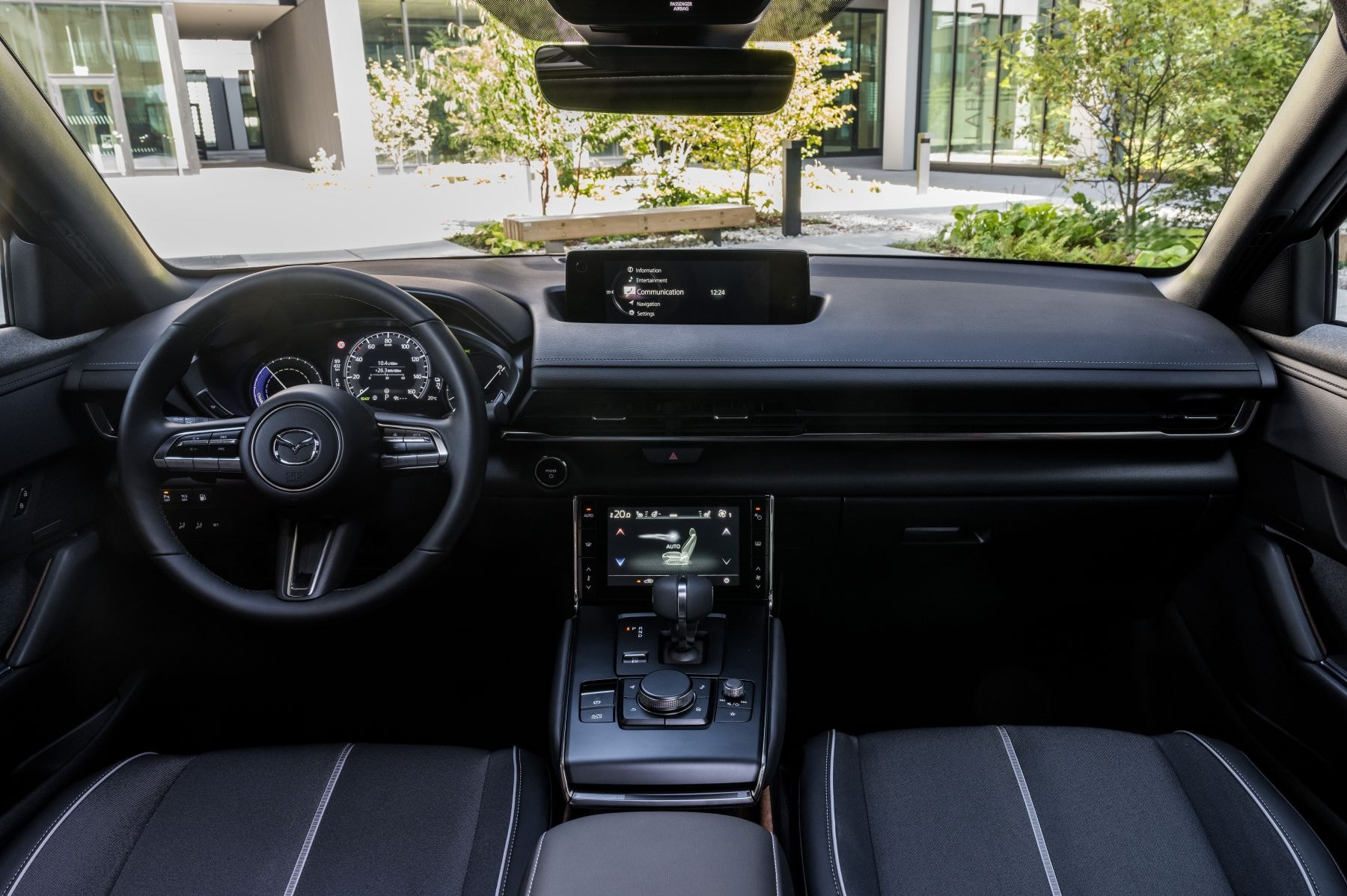 Frontal del Mazda MX-30, con una parrilla distintiva y luces LED.