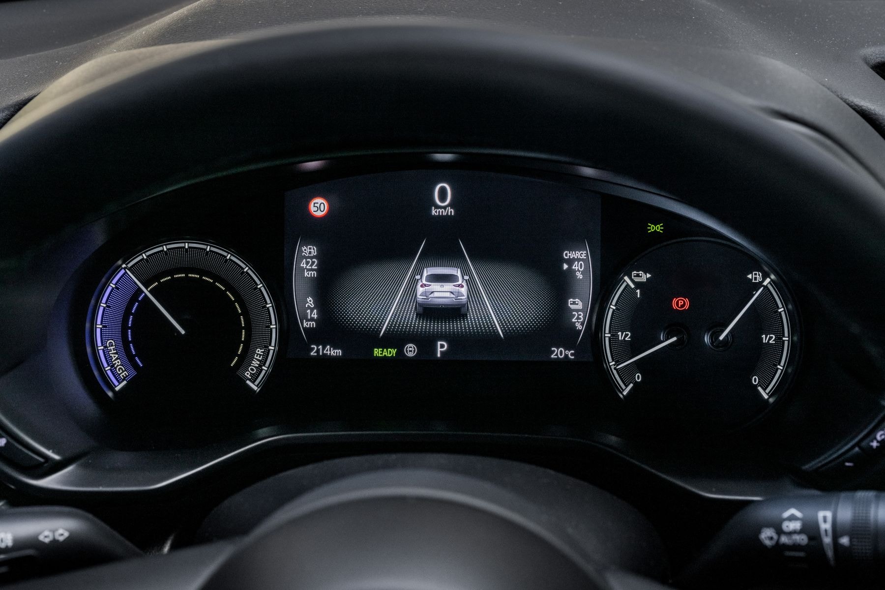 Panel de instrumentos del Mazda MX-30, muestra información clave para el conductor.