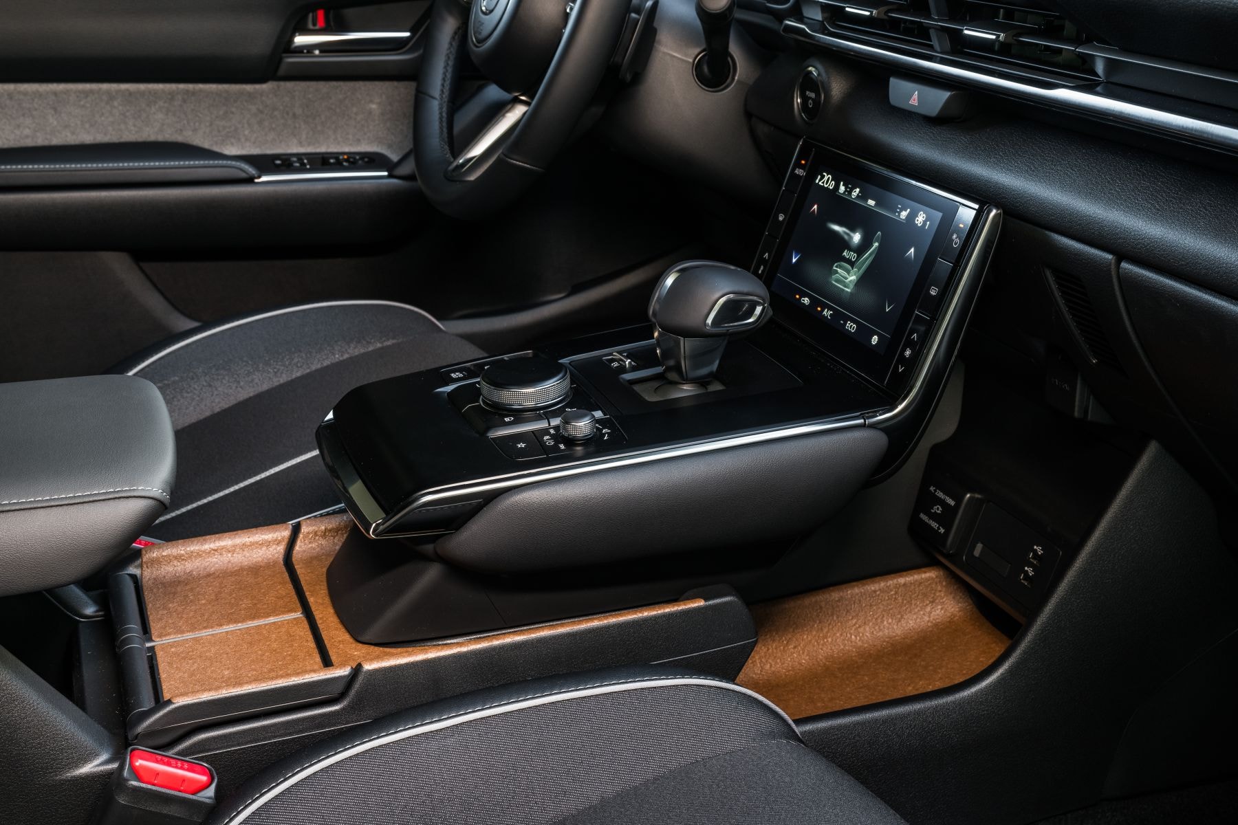 Interior del Mazda MX-30, con asientos cómodos y modernos acabados.