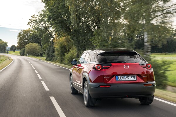 El Mazda MX-30 avanza con confianza, destacando su diseño único. El Mazda MX-30 avanza con confianza, destacando su diseño único.