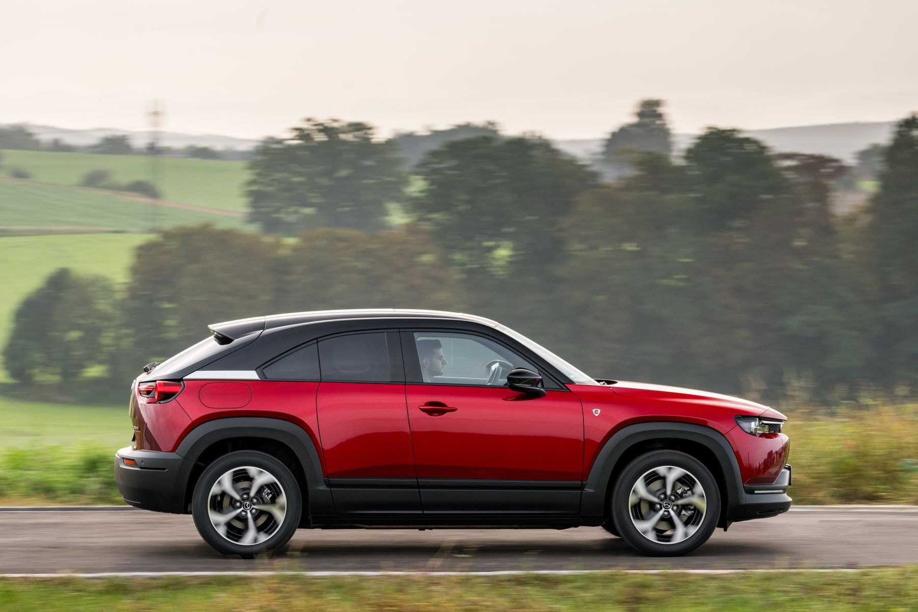 Vista lateral del Mazda MX-30, un SUV compacto con proporciones atractivas.