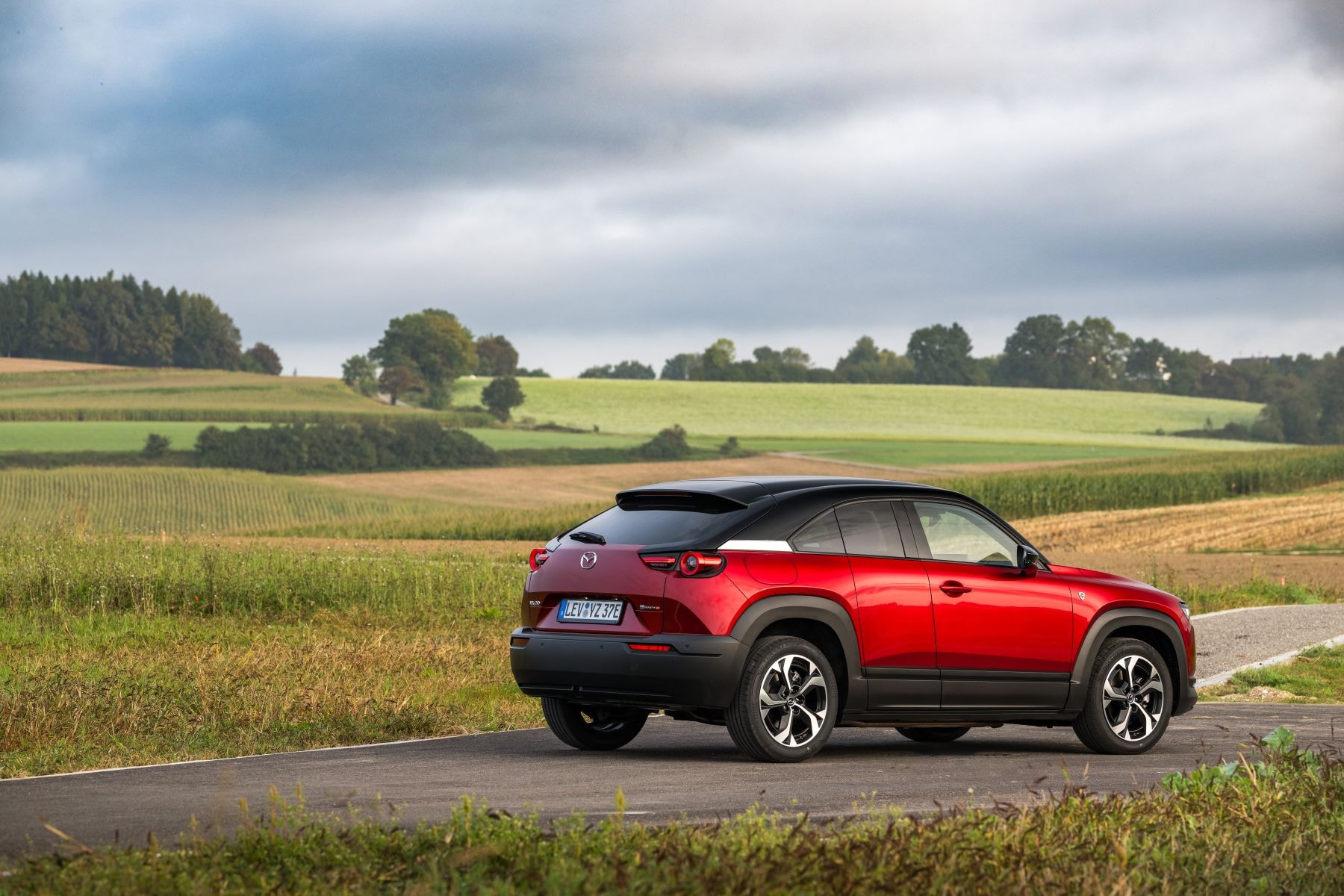 Perfil lateral del Mazda MX-30 mostrando sus líneas atractivas y deportivas.