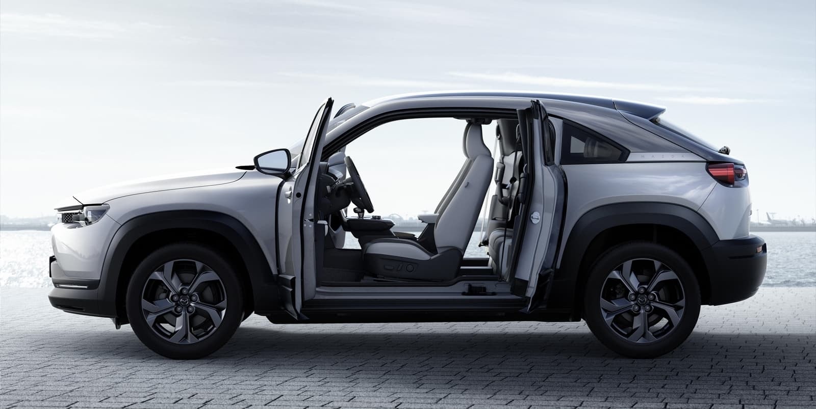 Vista del Mazda MX-30 con sus puertas abiertas, mostrando accesibilidad.