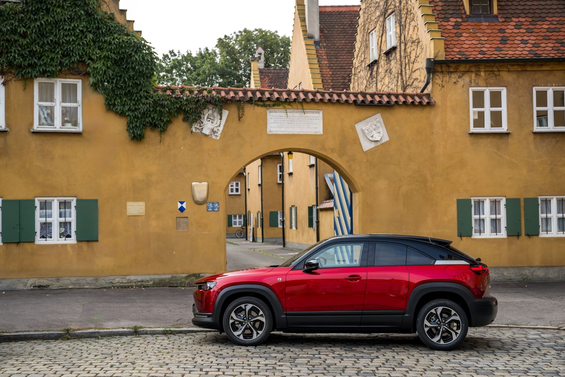 Vista trasera del Mazda MX-30, destacando la elegante forma del vehículo.