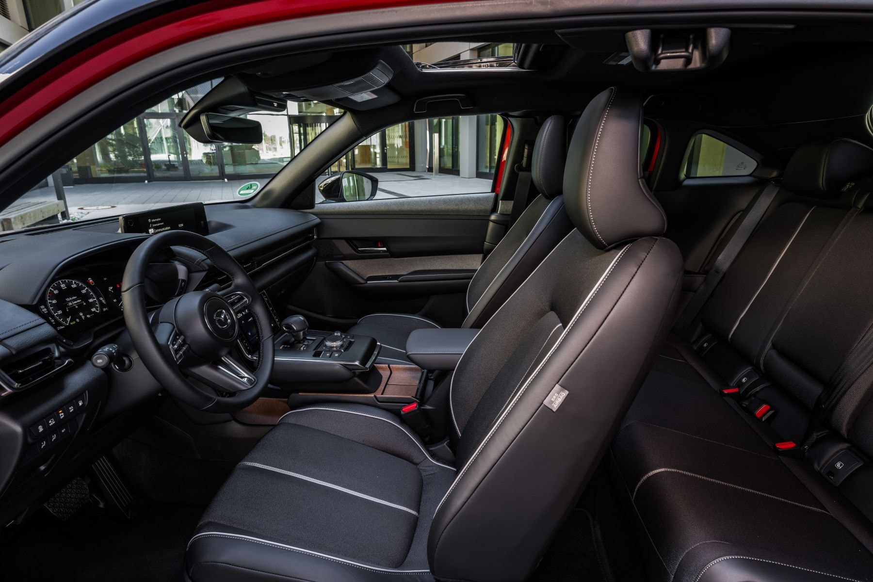 Primer plano de la rueda del Mazda MX-30, enfatizando su diseño.