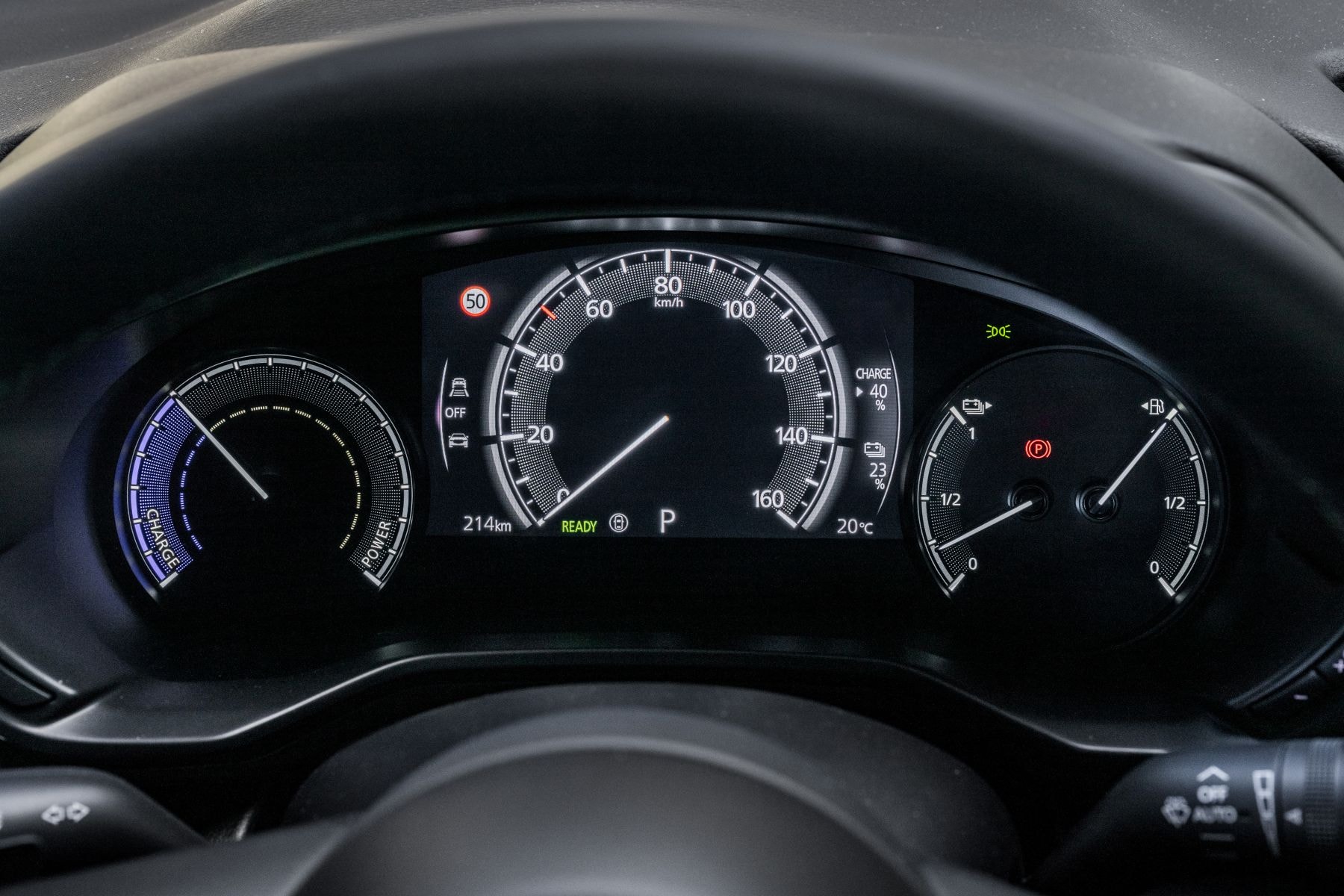 Visualización de velocidad en el panel del Mazda MX-30, enfocado en condiciones de conducción.