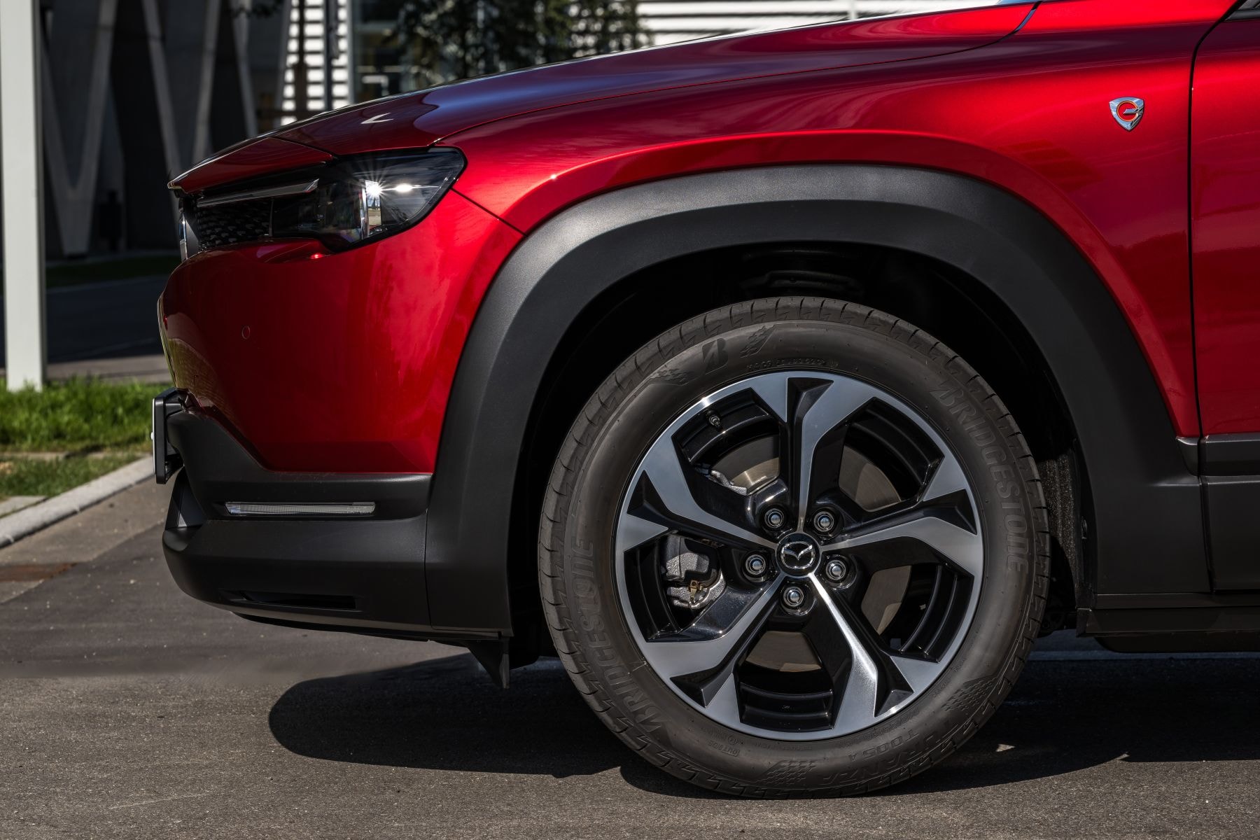 El Mazda MX-30 combina elegancia y deportividad en su diseño.