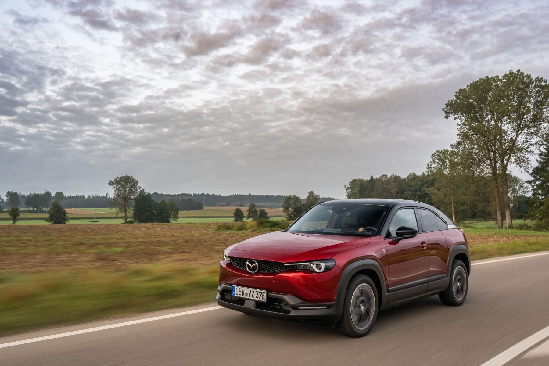 Vista trasera del Mazda MX-30, resaltando sus líneas aerodinámicas.