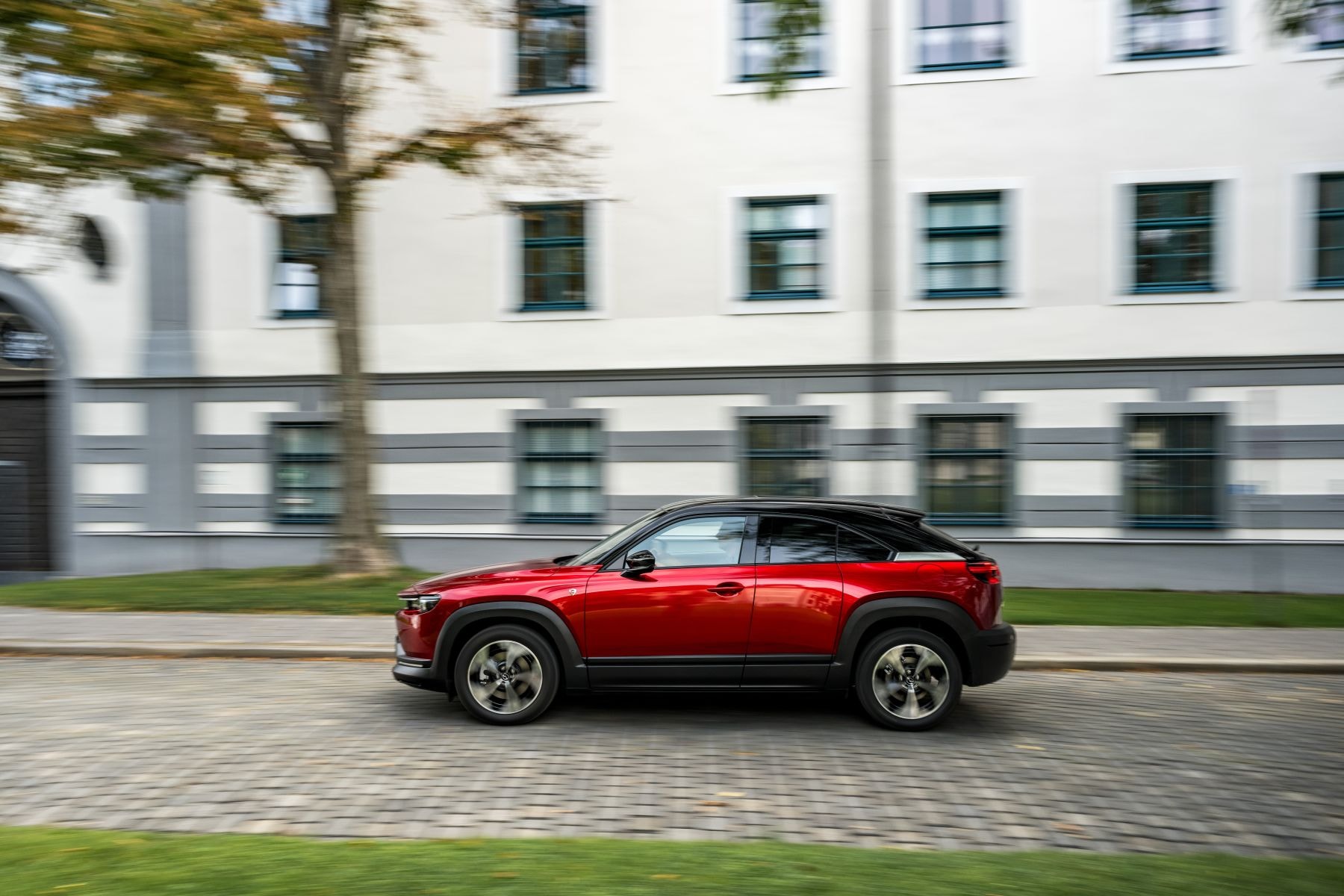 Diseño que se adapta perfectamente al paisaje citadino, el MX-30 es funcional y atractivo.
