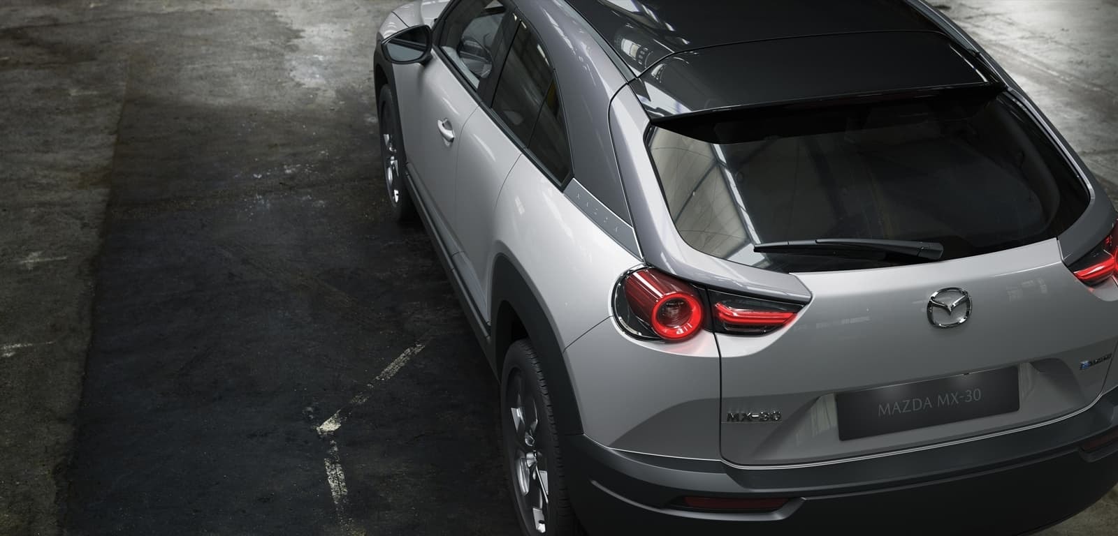 Imagen trasera con detalle de la luz y diseño lateral del Mazda MX-30.