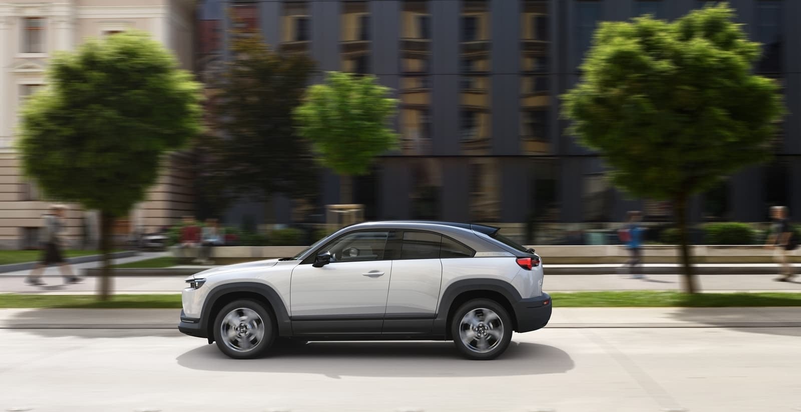 El Mazda MX-30 en movimiento, transmitiendo dinamismo y fluidez.