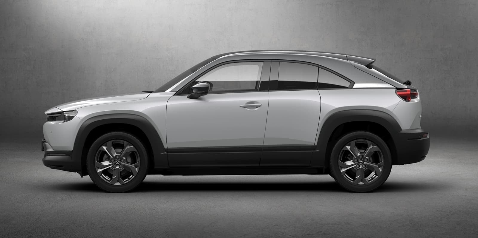 Perfil completo del Mazda MX-30 destacando su diseño crossover.