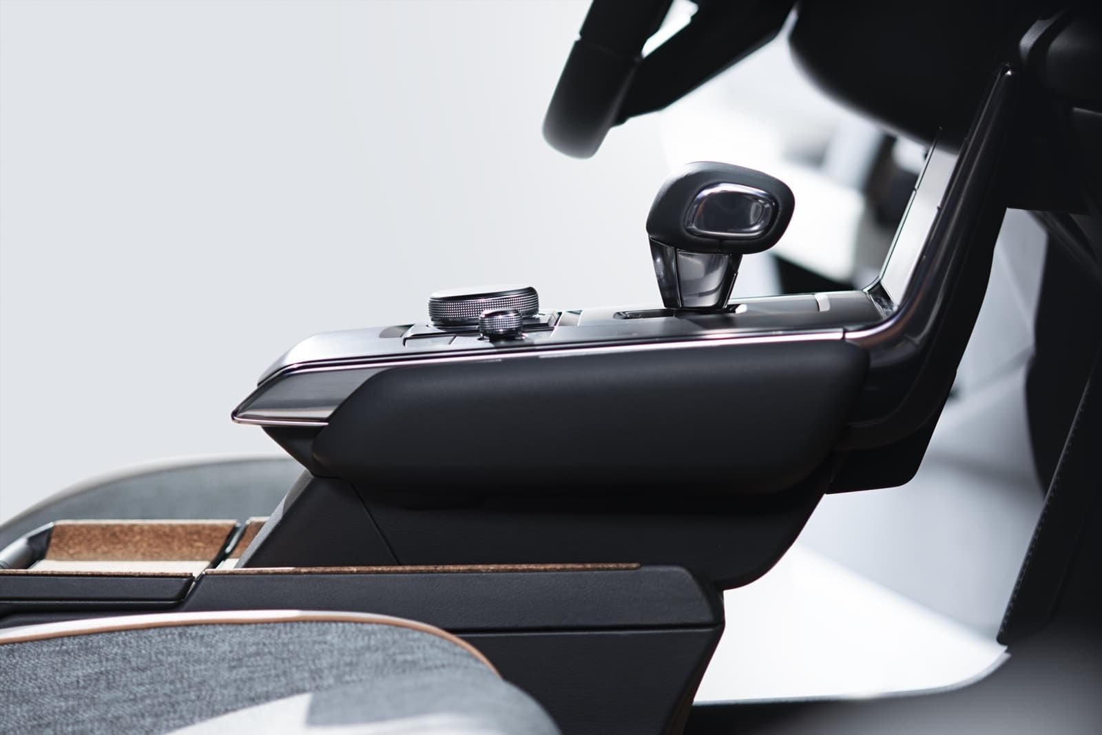 Vista del mando de control central y detalles de diseño del Mazda MX-30.