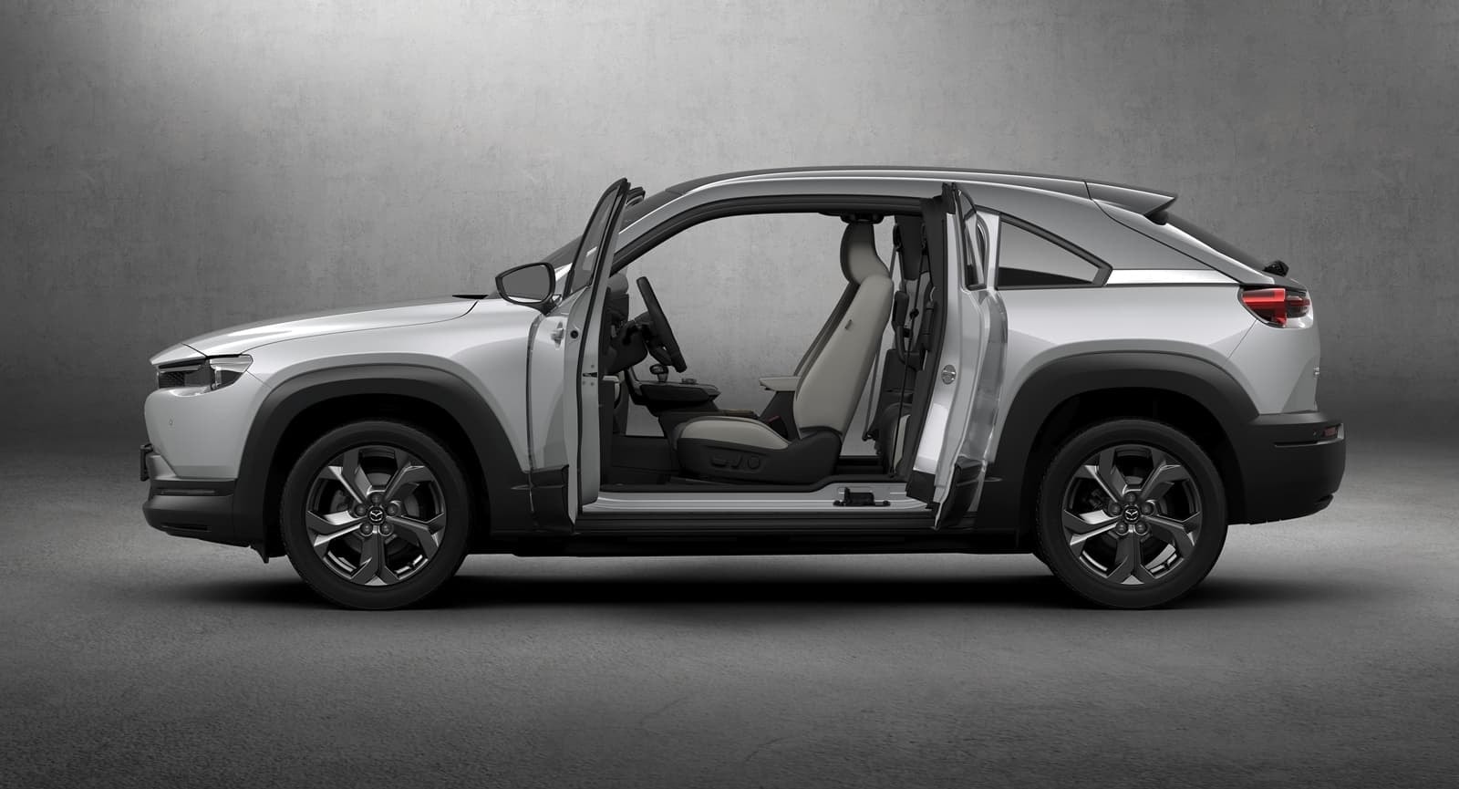 Vista lateral del Mazda MX-30 con puertas de apertura estilo freestyle.