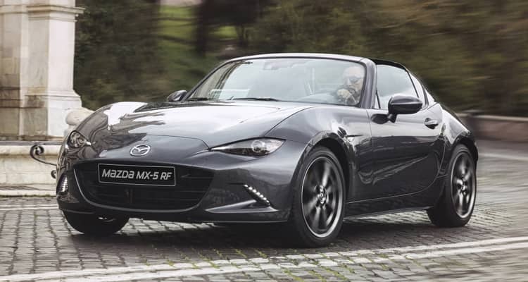 Imagen en ángulo del Mazda MX-5 RF que resalta su postura y líneas.