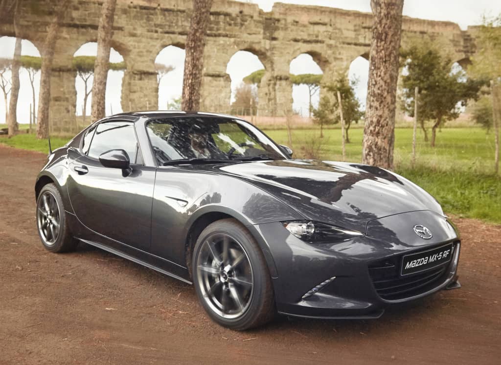Ángulo delantero del Mazda MX-5 RF, mostrando su diseño agresivo.