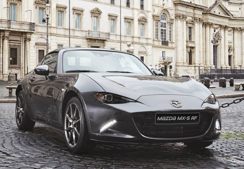 Perspectiva frontal del Mazda MX-5 RF, destacando su parrilla y faros.
