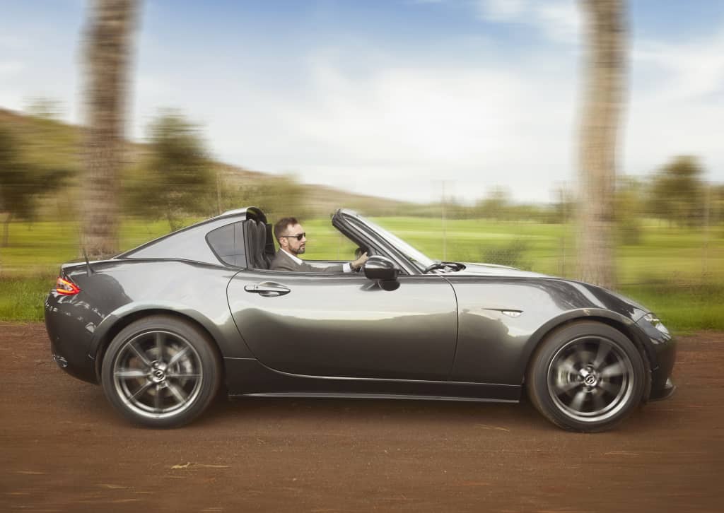 Vista lateral del Mazda MX-5 RF, mostrando su línea y diseño exterior.