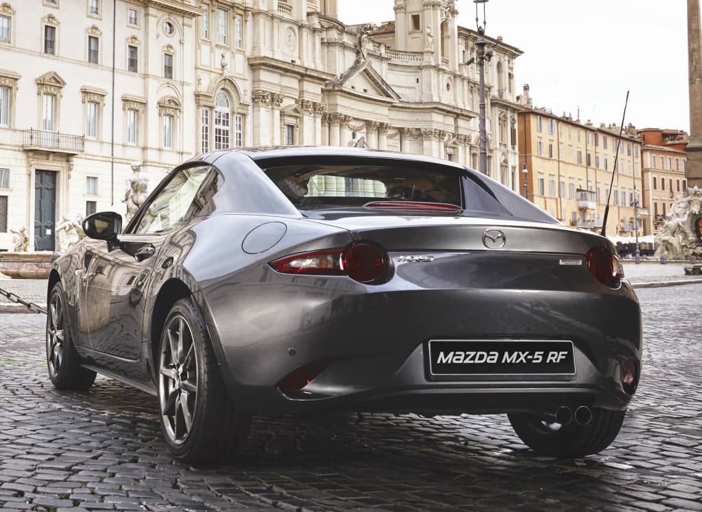 Vista trasero-lateral del Mazda MX-5 RF, en un entorno urbano.