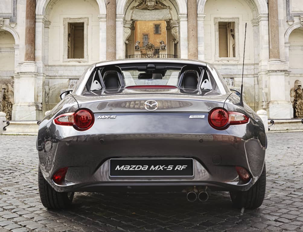 Imagen trasera del Mazda MX-5 RF destacando sus faros y escapes.
