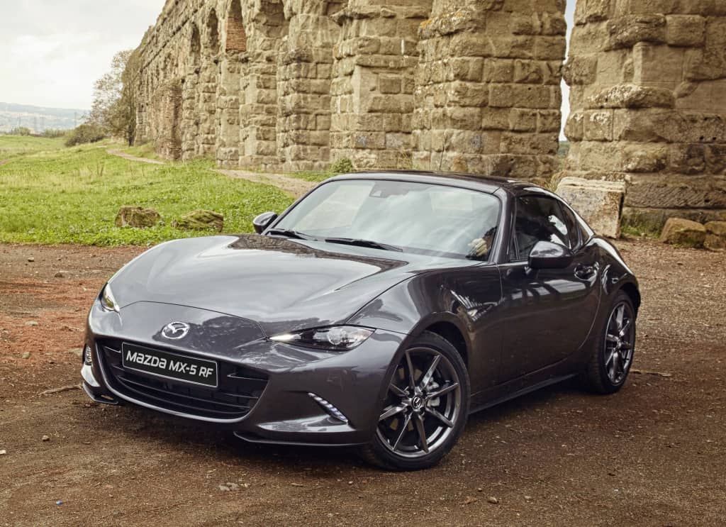 Perfil del Mazda MX-5 RF, capturando la esencia del roadster.