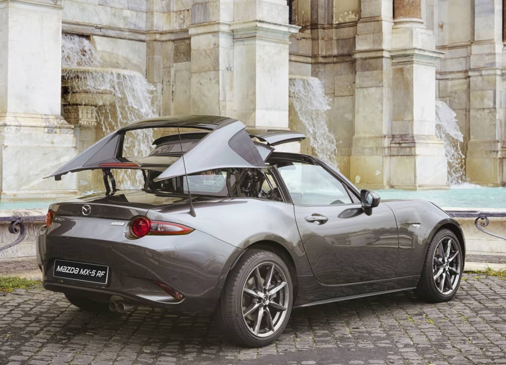 Techo retráctil del Mazda MX-5 RF en acción, enfatizando su versatilidad.