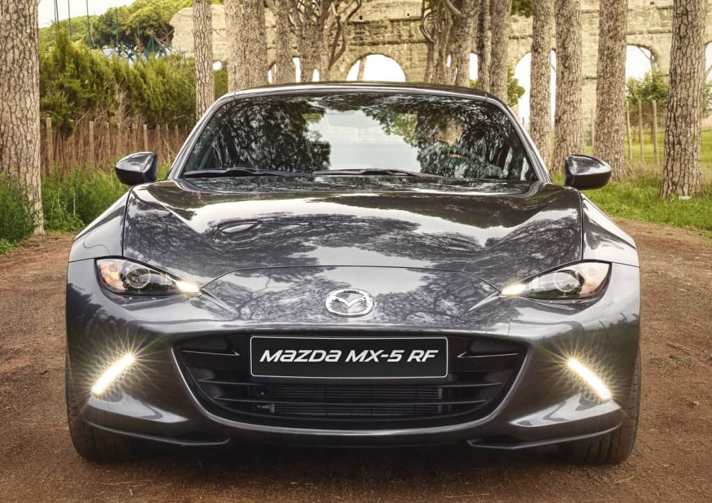 Vista frontal del Mazda MX-5 RF mostrando su diseño agresivo.