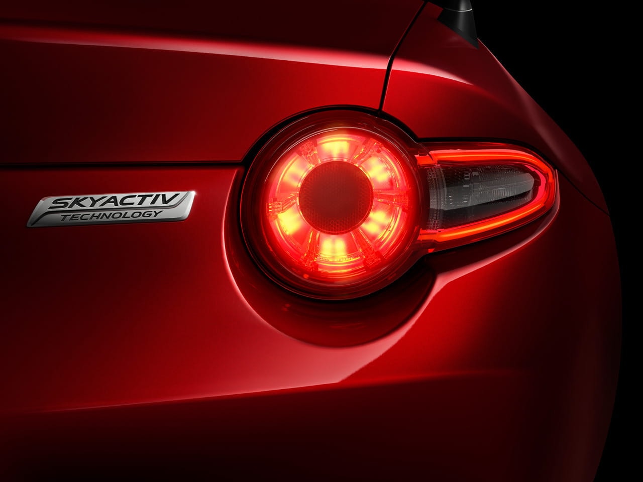 Detalle de las luces traseras con su estilo moderno y característico de la serie MX-5.