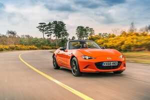 MX-5 en movimiento mostrando su dinámica y estilizada figura. MX-5 en movimiento mostrando su dinámica y estilizada figura.