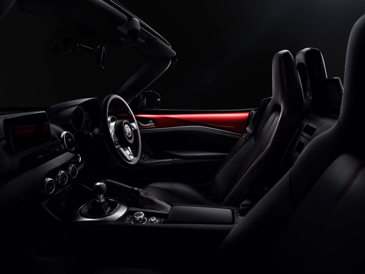 Cabina deportiva del MX-5 con detalles en rojo.