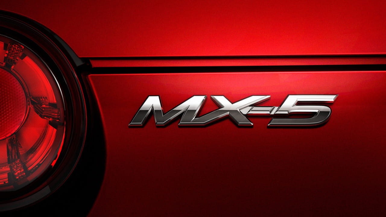 Primer plano del logo MX-5, ícono de la marca Mazda.