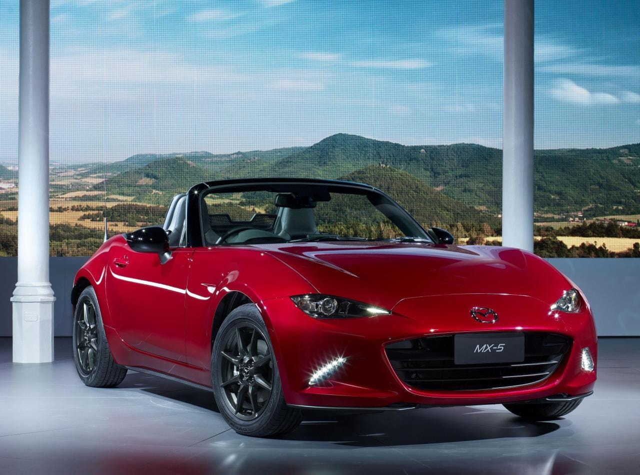 Perfil del Mazda MX-5 mostrando su línea de diseño clásica.