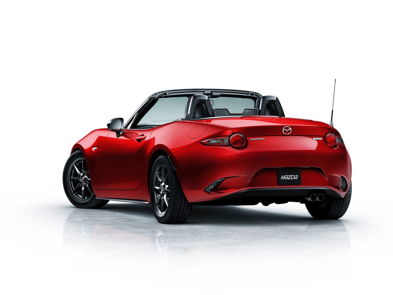Trasera del Mazda MX-5 que acentúa su diseño deportivo.