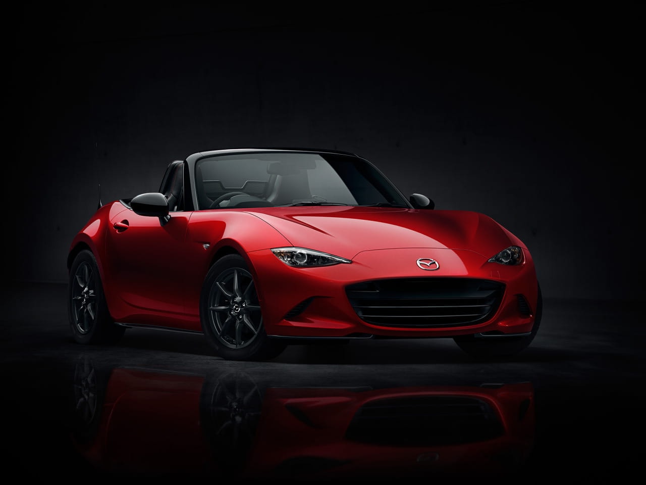 Vista frontal que ilustra la elegancia y deportividad inherentes al Mazda MX-5.
