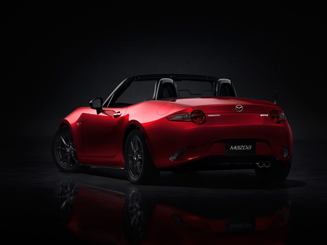 Vista trasera del MX-5 que muestra su diseño deportivo y compacto.