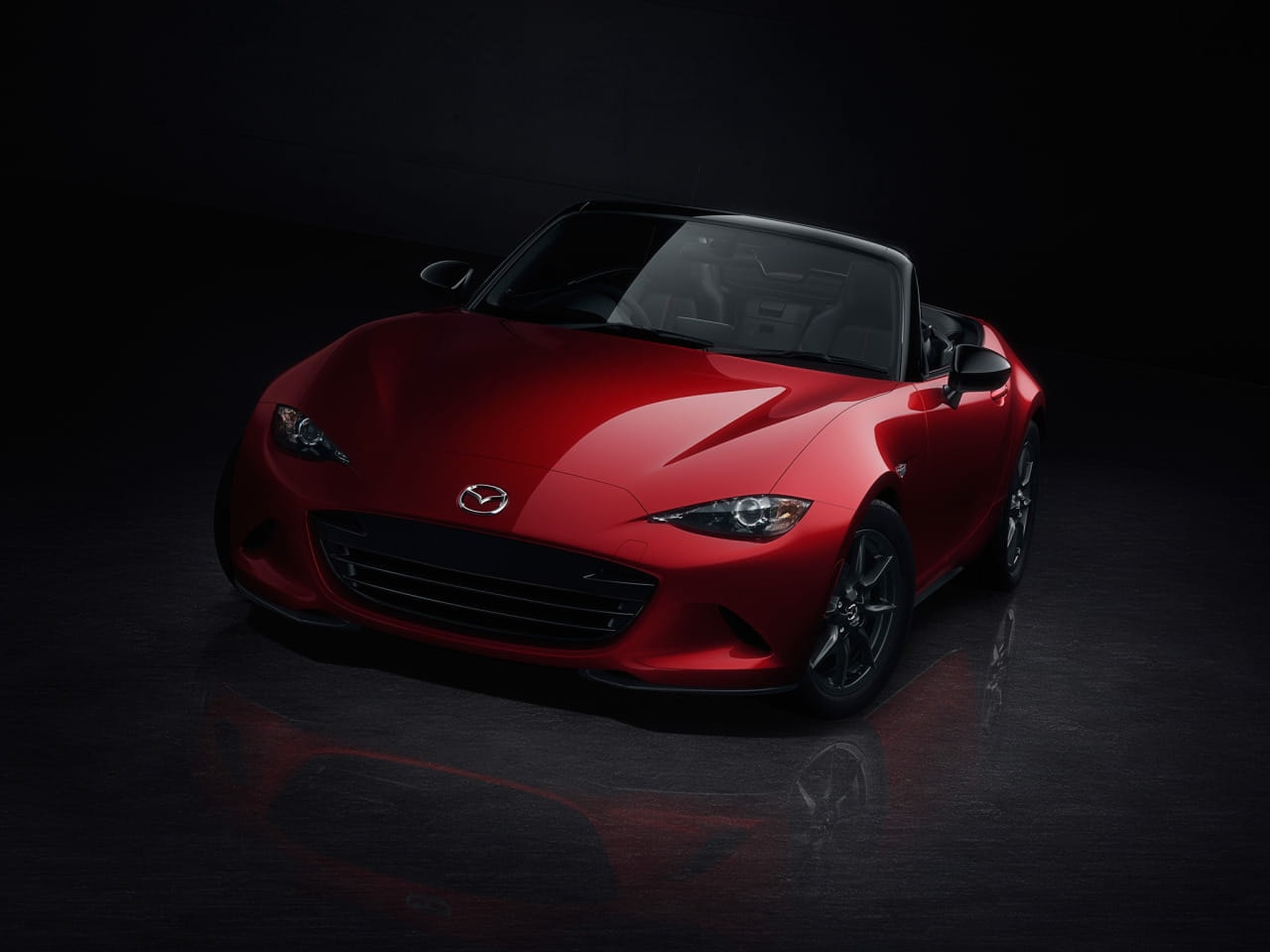Vista frontal del Mazda MX-5 realzando su diseño agresivo y emblemático.