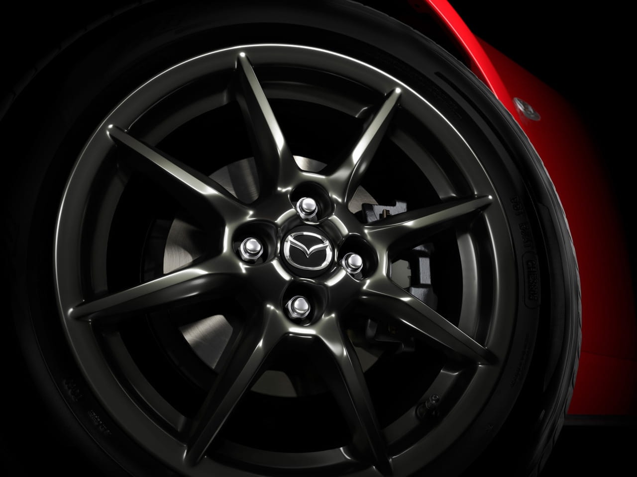 Primer plano de la rueda del Mazda MX-5, enfocando en el diseño de las llantas.